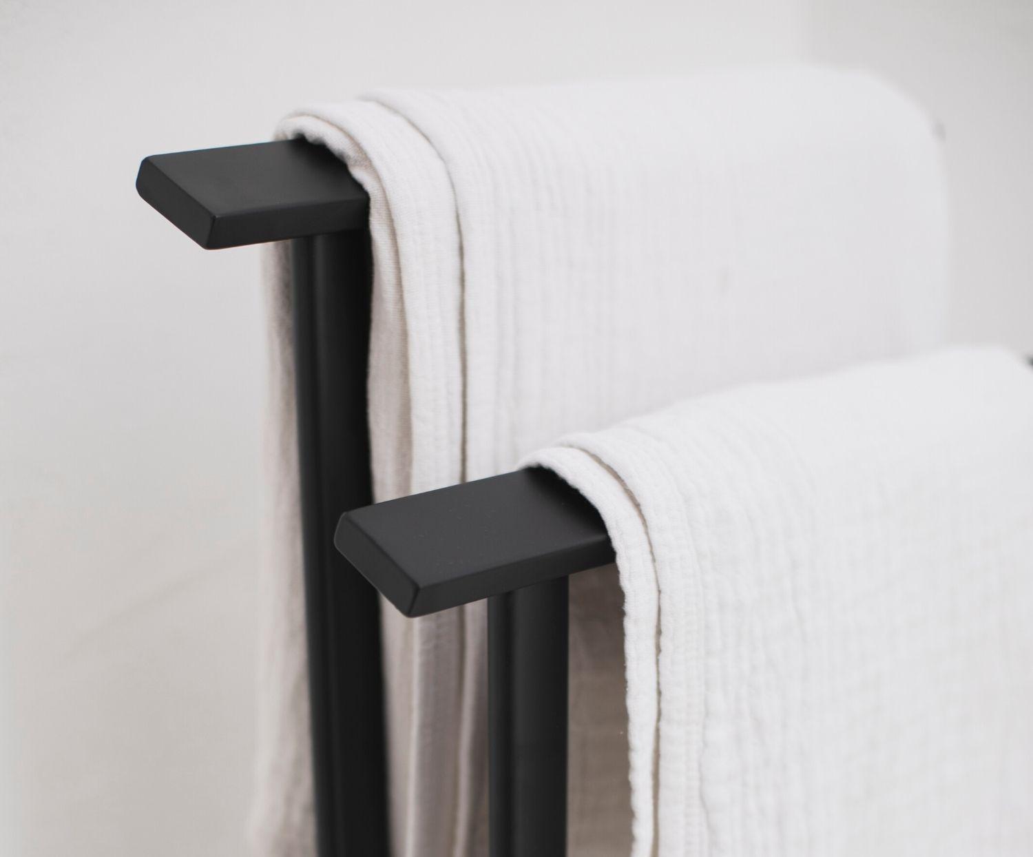 Toallero de pie para toallas, toallero con 2 brazos, tendedero para secar,  utensilios de cocina y baño, color negro (tamaño: 29.5 x 7.9 x 37.4 in)
