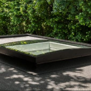 Ventana con mando a distancia con cúpula vidrio curvo CVU 0220Q + ISU 1093 cubierta plana